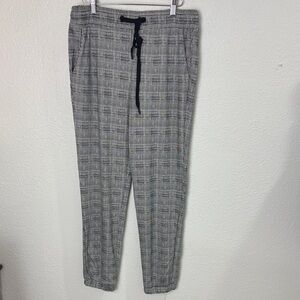 572 NWT Woman’s Black and White Plaid Jogger Pants. SzM